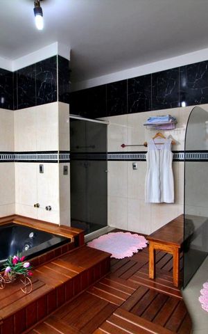 Casa à venda com 600m², 4 quartos e 6 vagasBanheiro da Suíte 1