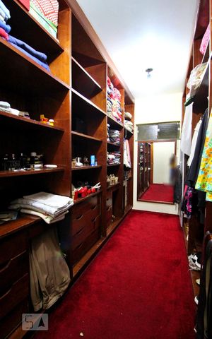Casa à venda com 600m², 4 quartos e 6 vagasCloset