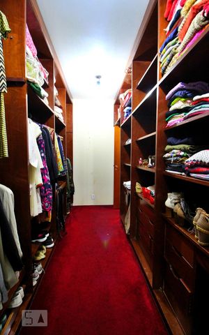 Casa à venda com 600m², 4 quartos e 6 vagasCloset