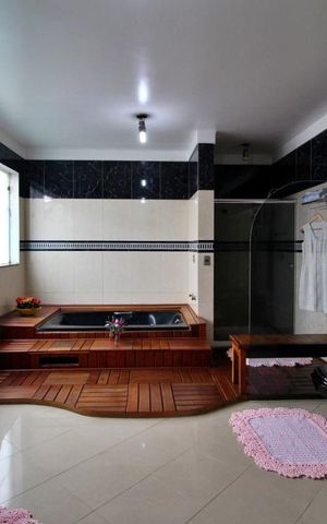 Casa à venda com 600m², 4 quartos e 6 vagasBanheiro da Suíte 1