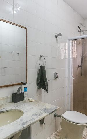 Casa à venda com 180m², 4 quartos e 2 vagas Casa à venda com 180m², 4 quartos e 2 vagasBanheiro