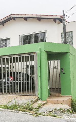 Casa à venda com 180m², 4 quartos e 2 vagas Casa à venda com 180m², 4 quartos e 2 vagasFachada