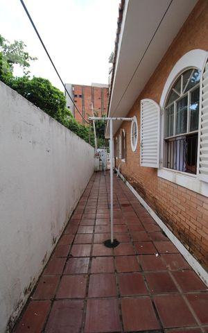 Casa à venda com 250m², 5 quartos e 4 vagasCorredor lateral 1