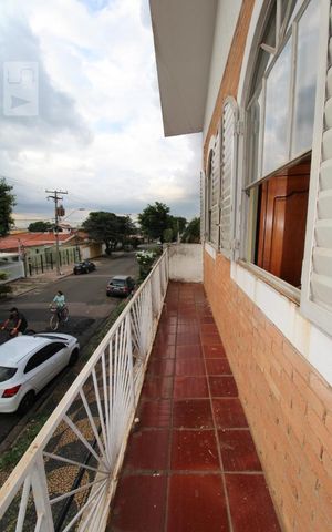 Casa à venda com 250m², 5 quartos e 4 vagasVaranda (piso superior)
