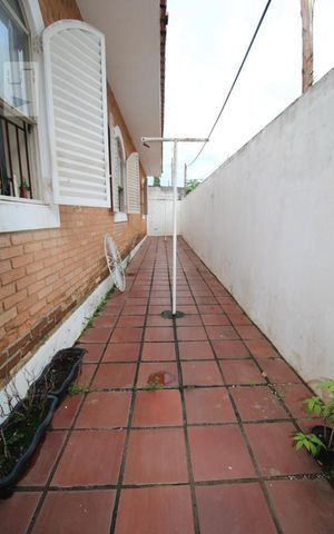 Casa à venda com 250m², 5 quartos e 4 vagasCorredor lateral 1