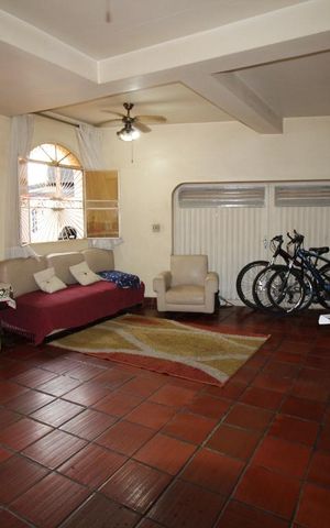 Casa à venda com 250m², 5 quartos e 4 vagasGaragem interna e área de serviço