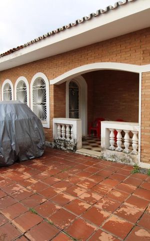 Casa à venda com 250m², 5 quartos e 4 vagasFachada