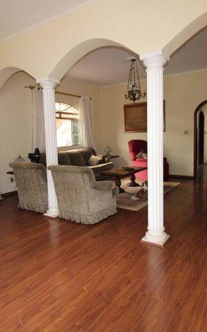 Casa à venda com 250m², 5 quartos e 4 vagasSala