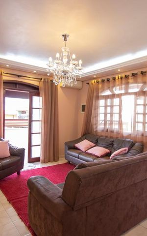 Casa à venda com 180m², 3 quartos e 2 vagasSala