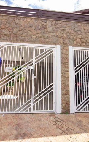 Casa à venda com 180m², 3 quartos e 2 vagasFachada