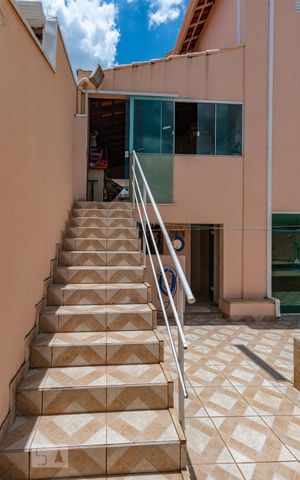Casa à venda com 253m², 3 quartos e 4 vagas Casa à venda com 253m², 3 quartos e 4 vagasEscada
