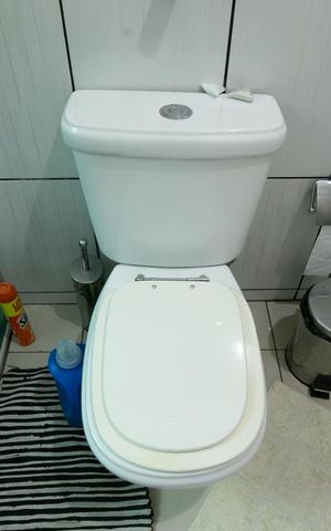 Casa à venda com 550m², 2 quartos e 50 vagasDetalhe banheiro