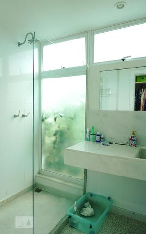 Casa à venda com 424m², 5 quartos e 4 vagasBanheiro da Suíte 4