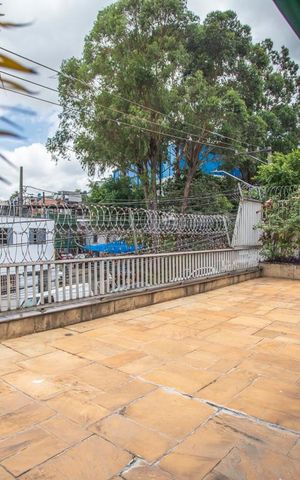 Casa à venda com 350m², 3 quartos e 8 vagas Casa à venda com 350m², 3 quartos e 8 vagasVaranda