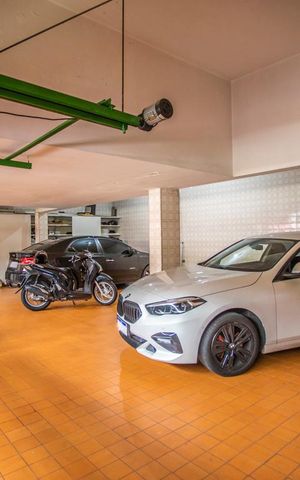 Casa à venda com 350m², 3 quartos e 8 vagas Casa à venda com 350m², 3 quartos e 8 vagasGaragem