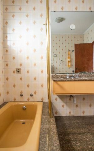 Casa à venda com 350m², 3 quartos e 8 vagas Casa à venda com 350m², 3 quartos e 8 vagasBanheiro Suíte - Banheira
