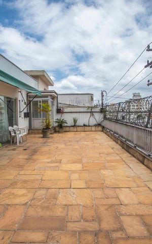 Casa à venda com 350m², 3 quartos e 8 vagas Casa à venda com 350m², 3 quartos e 8 vagasVaranda