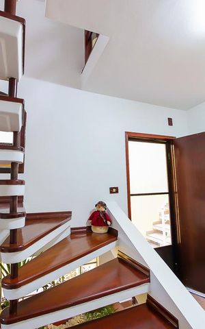 Casa à venda com 250m², 3 quartos e 2 vagas Casa à venda com 250m², 3 quartos e 2 vagasHall