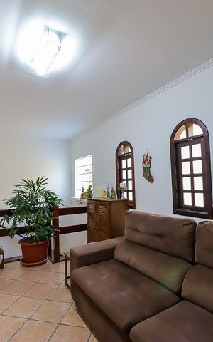 Casa à venda com 250m², 3 quartos e 2 vagas Casa à venda com 250m², 3 quartos e 2 vagasSala