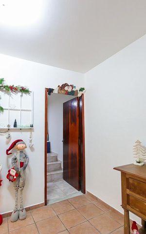 Casa à venda com 250m², 3 quartos e 2 vagas Casa à venda com 250m², 3 quartos e 2 vagasHall