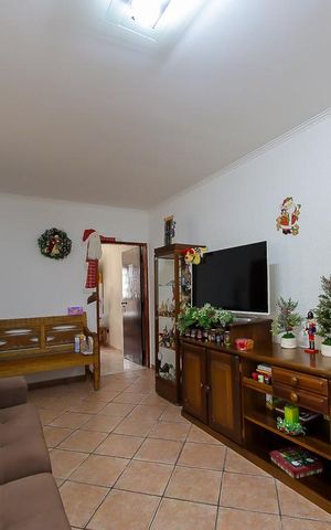 Casa à venda com 250m², 3 quartos e 2 vagas Casa à venda com 250m², 3 quartos e 2 vagasSala