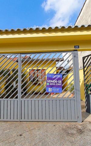 Casa à venda com 250m², 3 quartos e 2 vagas Casa à venda com 250m², 3 quartos e 2 vagasFachada