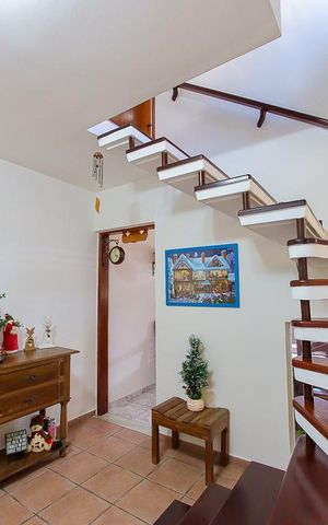 Casa à venda com 250m², 3 quartos e 2 vagas Casa à venda com 250m², 3 quartos e 2 vagasHall