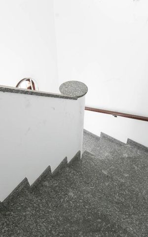 Casa para alugar com 500m², 2 quartos e 6 vagas Casa para alugar com 500m², 2 quartos e 6 vagasEscada