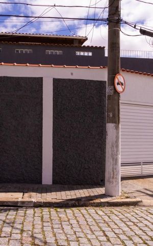 Casa à venda com 122m², 2 quartos e 3 vagas Casa à venda com 122m², 2 quartos e 3 vagasFachada