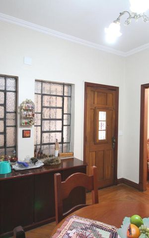 Casa à venda com 330m², 3 quartos e 8 vagasSala