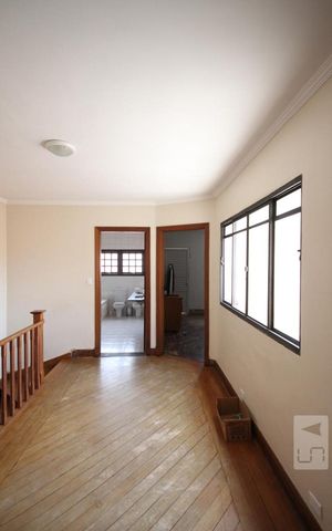 Casa à venda com 330m², 3 quartos e 8 vagasCorredor