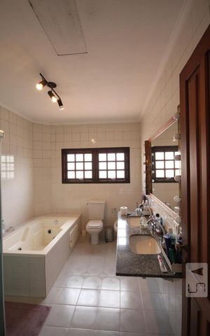 Casa à venda com 330m², 3 quartos e 8 vagasBanheiro