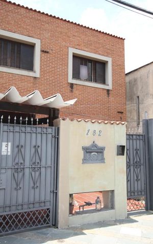 Casa à venda com 330m², 3 quartos e 8 vagasFachada