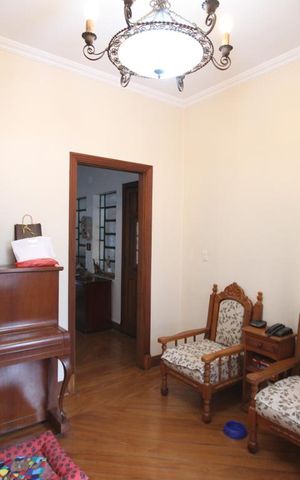 Casa à venda com 330m², 3 quartos e 8 vagasSala