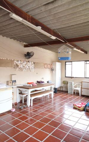 Casa à venda com 330m², 3 quartos e 8 vagasQuintal