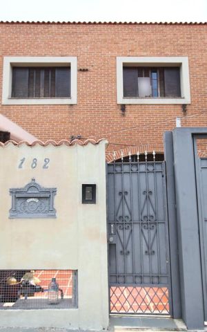 Casa à venda com 330m², 3 quartos e 8 vagasFachada