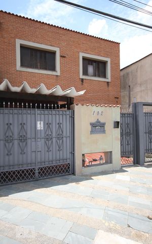 Casa à venda com 330m², 3 quartos e 8 vagasFachada
