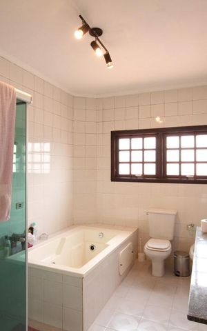 Casa à venda com 330m², 3 quartos e 8 vagasBanheiro