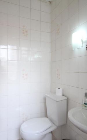 Casa à venda com 330m², 3 quartos e 8 vagasBanheiro de Serviço