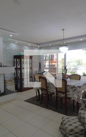 Casa para alugar com 300m², 3 quartos e 4 vagasSala