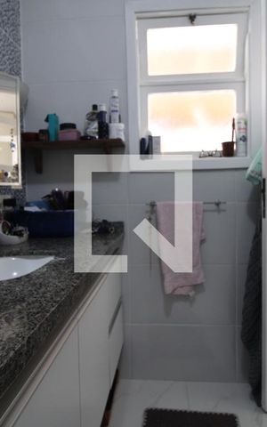 Casa para alugar com 300m², 3 quartos e 4 vagasBanheiro da suíte