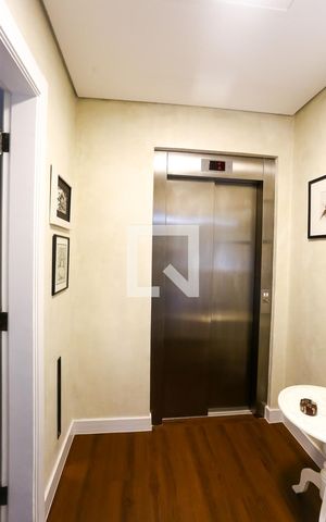 Casa à venda com 600m², 4 quartos e 5 vagas Casa à venda com 600m², 4 quartos e 5 vagaselevador