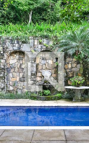 Casa à venda com 600m², 4 quartos e 5 vagas Casa à venda com 600m², 4 quartos e 5 vagasPiscina
