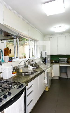 Casa à venda com 600m², 4 quartos e 5 vagas Casa à venda com 600m², 4 quartos e 5 vagasCozinha