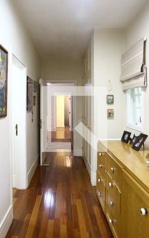 Casa à venda com 600m², 4 quartos e 5 vagas Casa à venda com 600m², 4 quartos e 5 vagascorredor