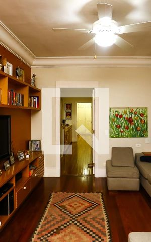 Casa à venda com 600m², 4 quartos e 5 vagas Casa à venda com 600m², 4 quartos e 5 vagasSala de TV