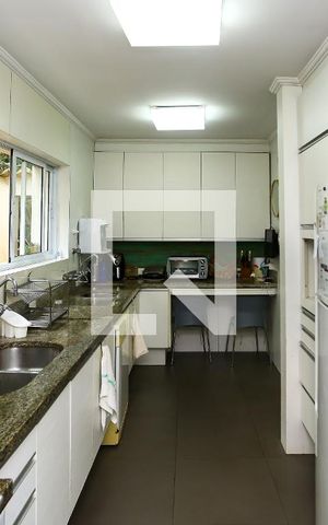 Casa à venda com 600m², 4 quartos e 5 vagas Casa à venda com 600m², 4 quartos e 5 vagasCozinha