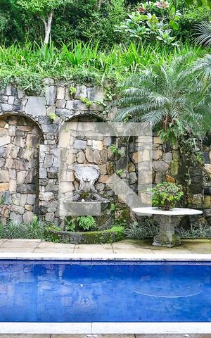 Casa à venda com 600m², 4 quartos e 5 vagas Casa à venda com 600m², 4 quartos e 5 vagasPiscina