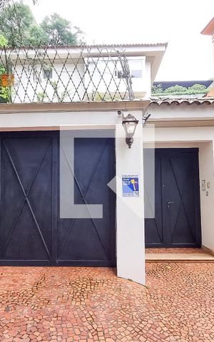 Casa à venda com 600m², 4 quartos e 5 vagas Casa à venda com 600m², 4 quartos e 5 vagasGaragem