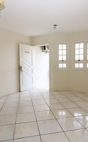 Casa à venda com 180m², 4 quartos e 4 vagas Casa à venda com 180m², 4 quartos e 4 vagasSala